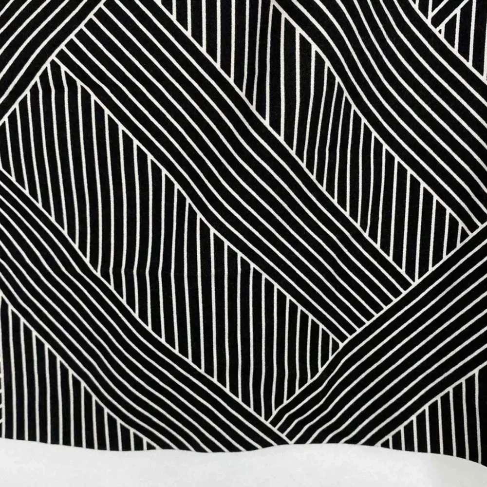 ❤️❤️ Ann Taylor Black white geometric midi skirt Ann Taylor ❤️❤️beautiful
